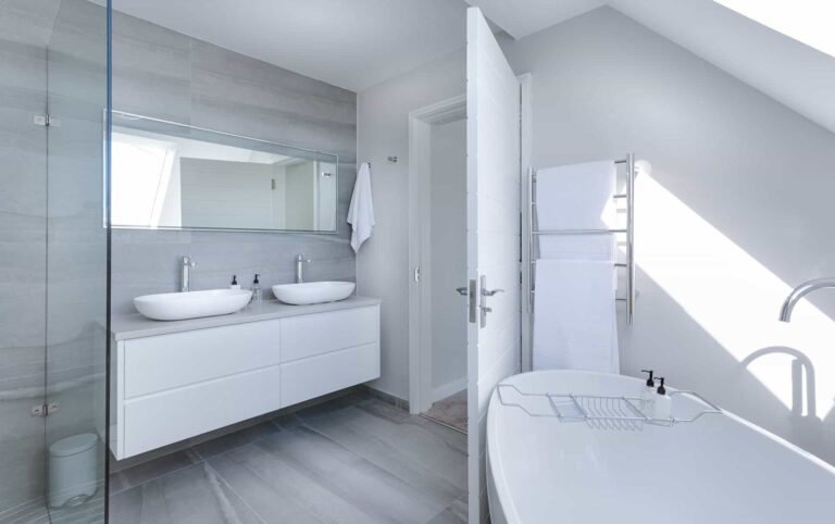 Comment blanchir les joints de carrelage noircis et éliminer le calcaire dans la salle de bain