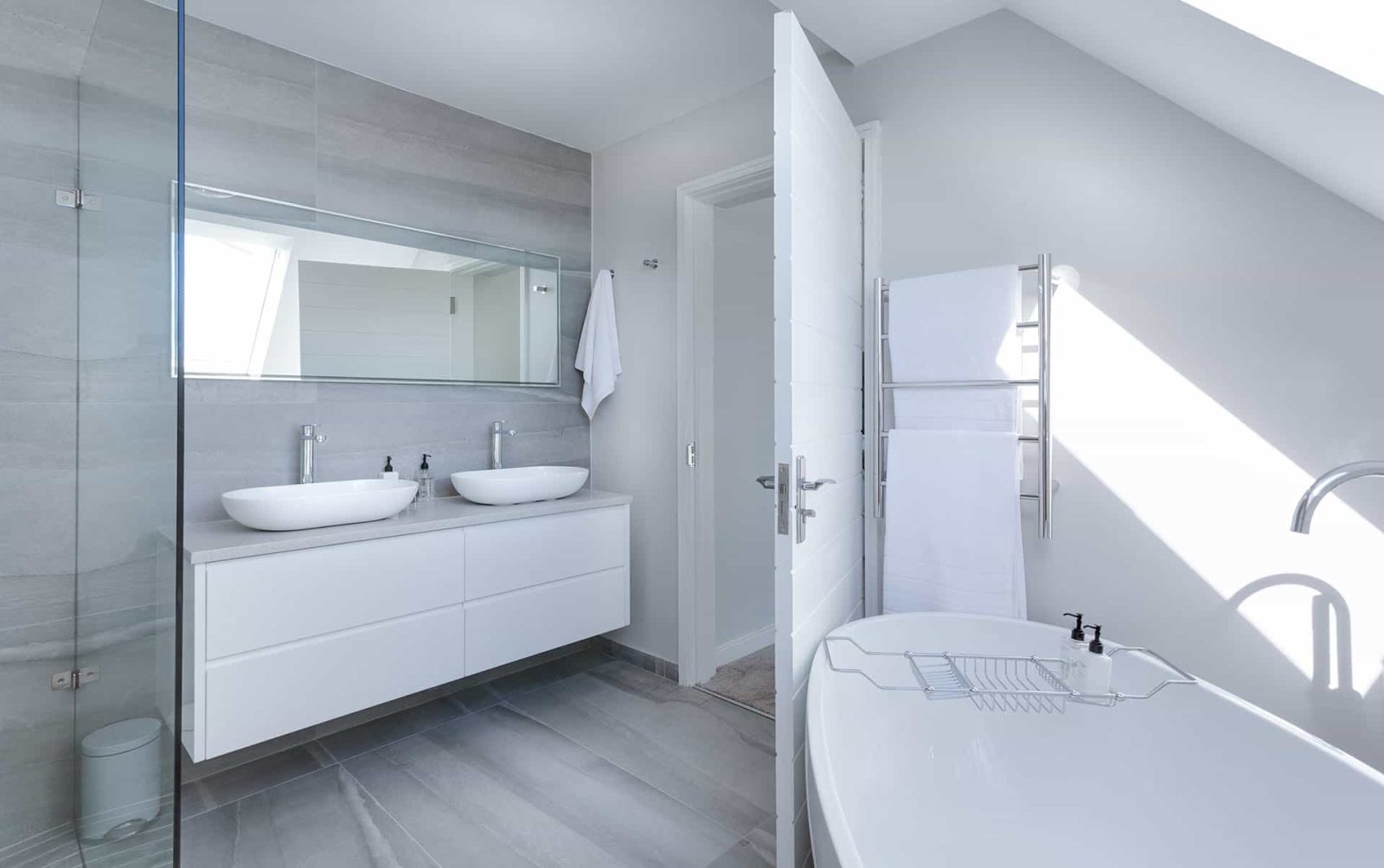 Comment blanchir les joints de carrelage noircis et éliminer le calcaire dans la salle de bain