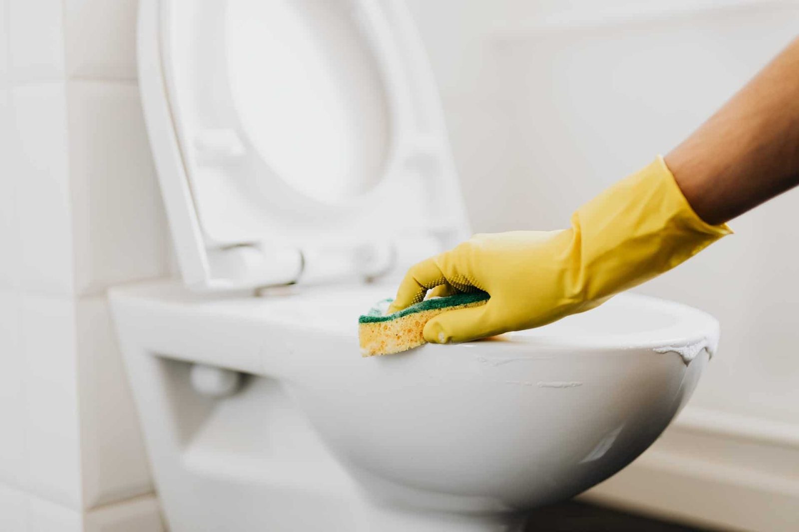 Nettoyage et Désinfection de Salle de Bain Insalubre : Guide Contre Moisissures et Tartre